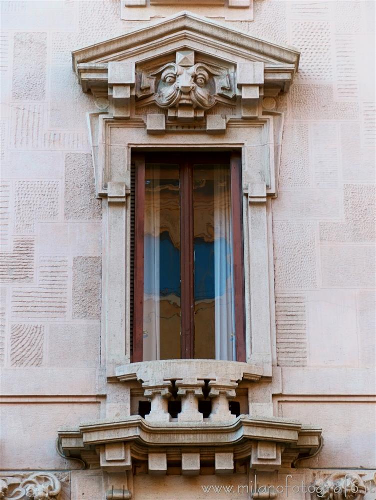 Milano - Balcone liberty nella Prima Prima Casa Berri Meregalli